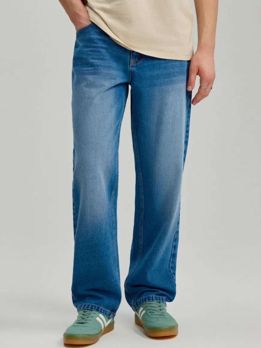 Niebieskie jeansy straight fit