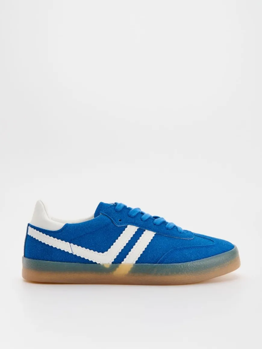 Niebieskie sneakersy z imitacji zamszu w stylu retro