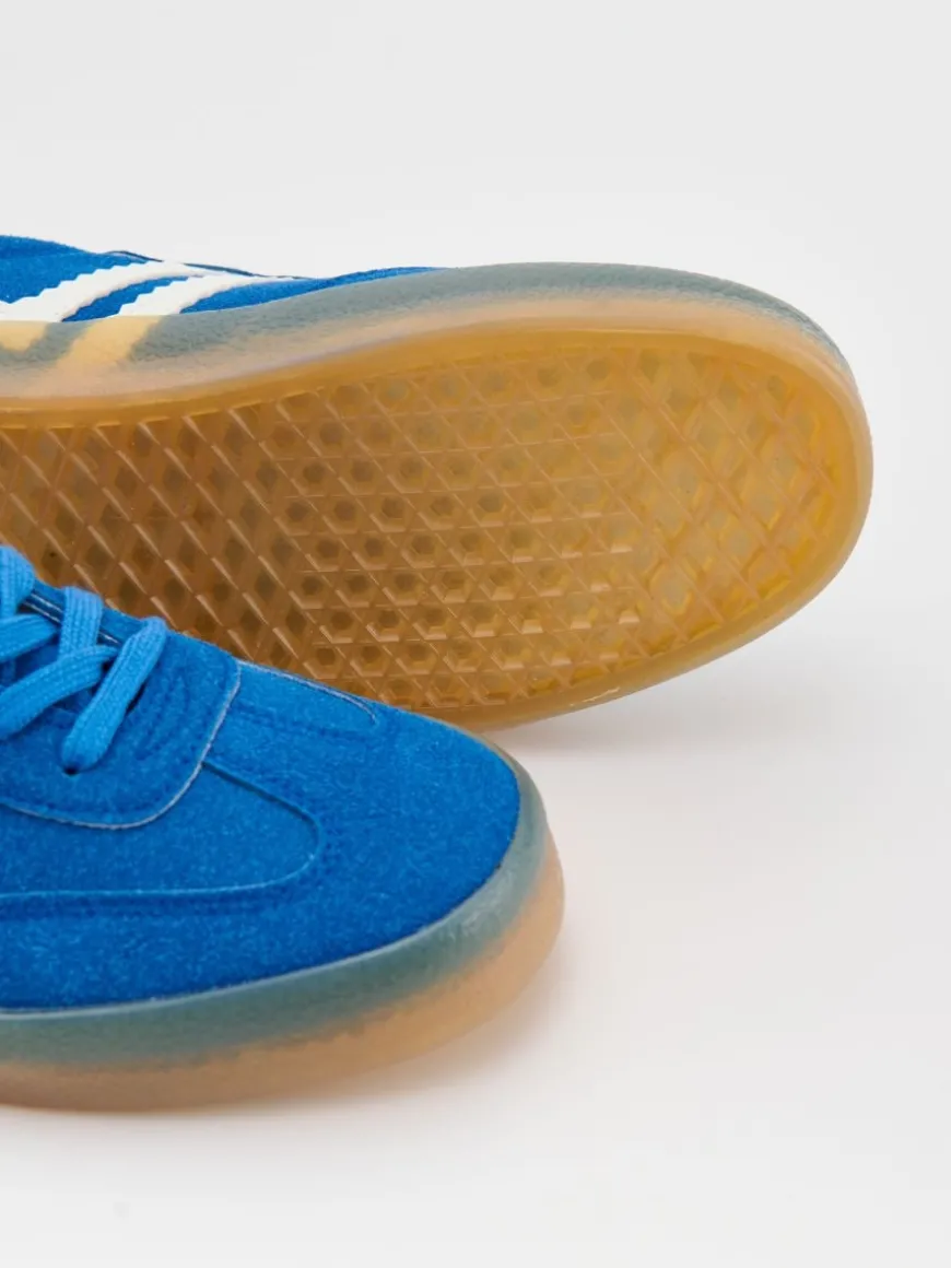 Niebieskie sneakersy z imitacji zamszu w stylu retro