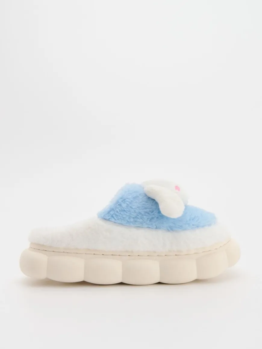 Niebiesko-białe puchate kapcie Cinnamoroll
