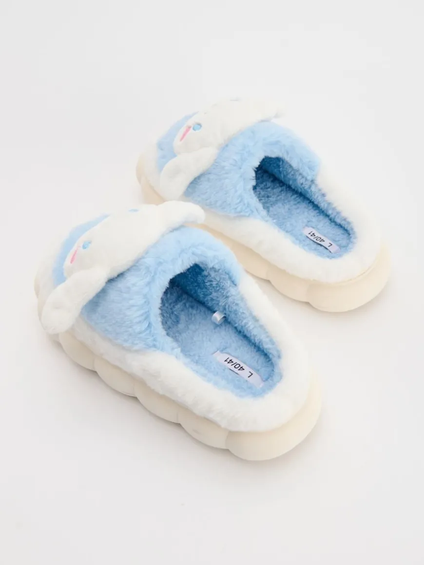 Niebiesko-białe puchate kapcie Cinnamoroll