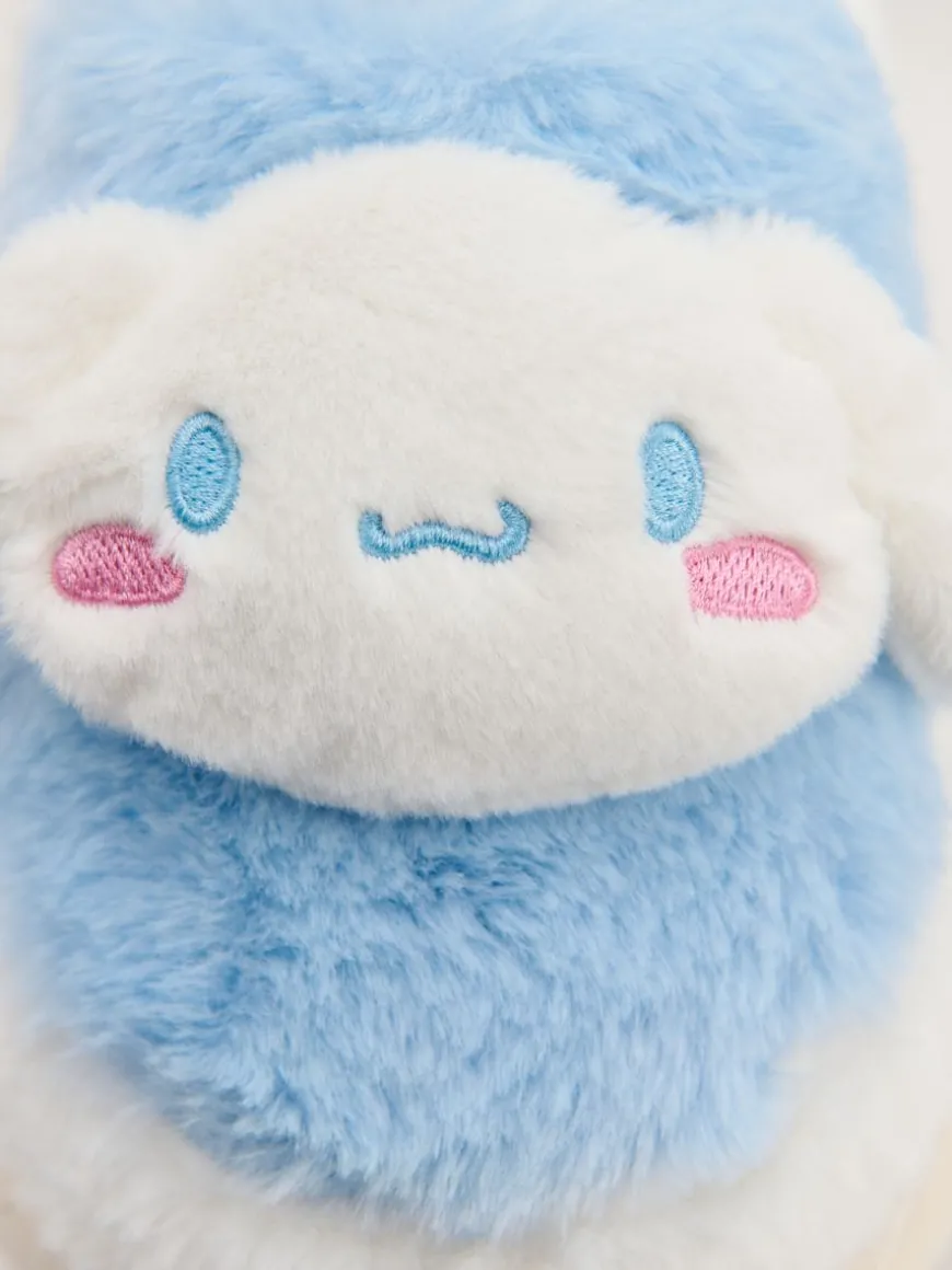 Niebiesko-białe puchate kapcie Cinnamoroll