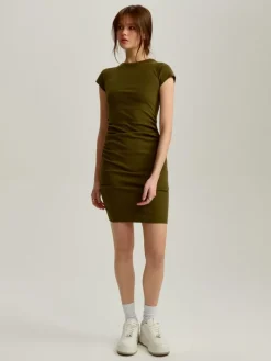 Oliwkowa sukienka mini bodycone w prążki