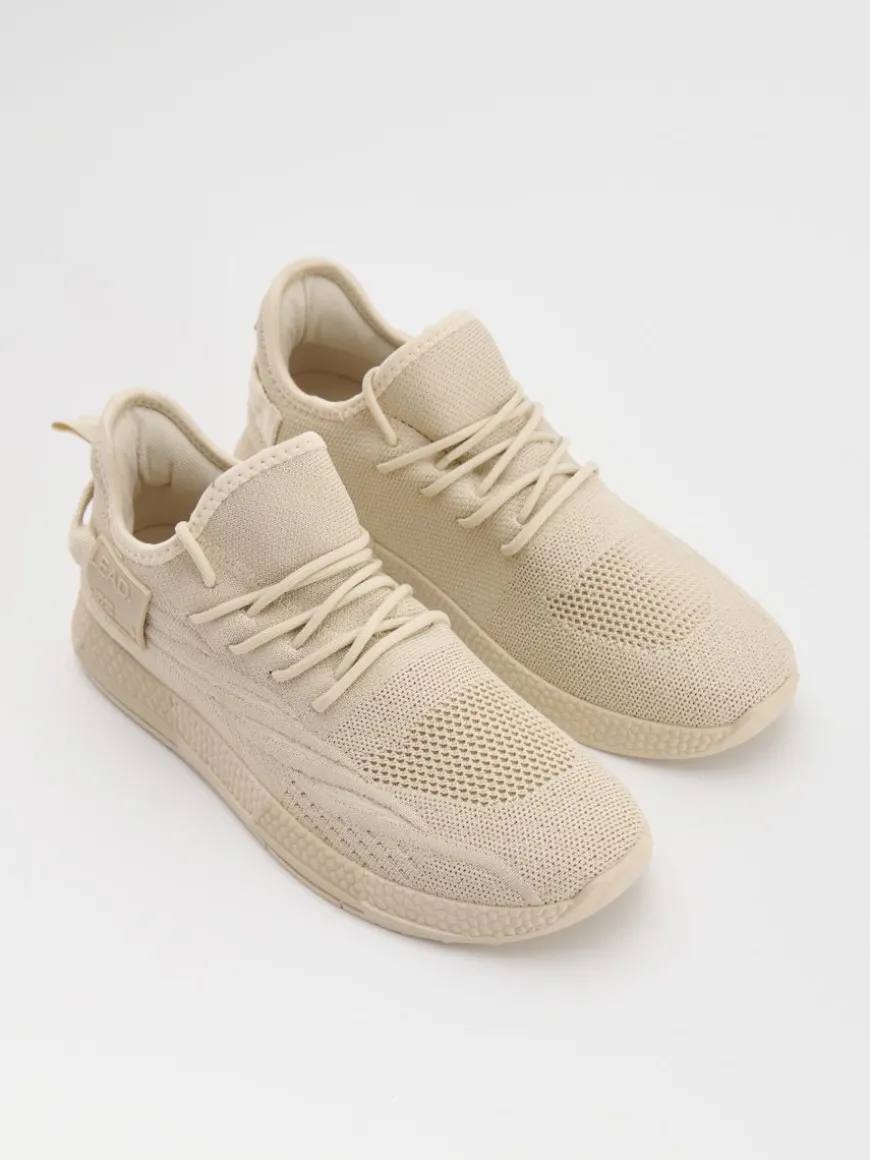 Piaskowe sneakersy z siateczki