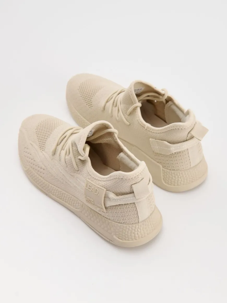 Piaskowe sneakersy z siateczki