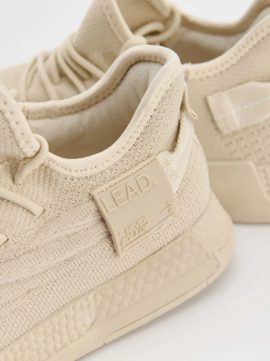 Piaskowe sneakersy z siateczki