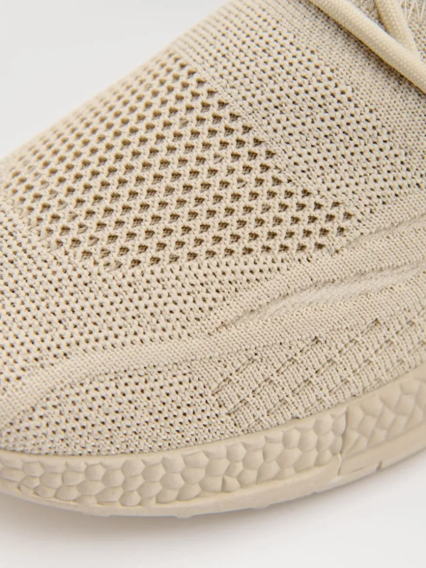Piaskowe sneakersy z siateczki