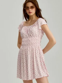 Różowa sukienka mini z dzianiny w kwiaty