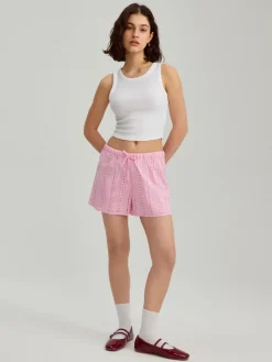 Różowe szorty z ażurowymi wstawkami mid waist
