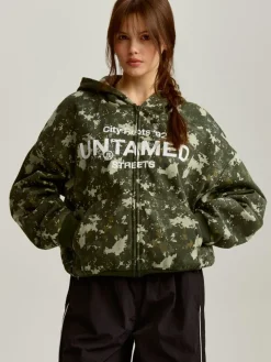 Rozpinana bluza camo z kapturem i nadrukiem Untamed