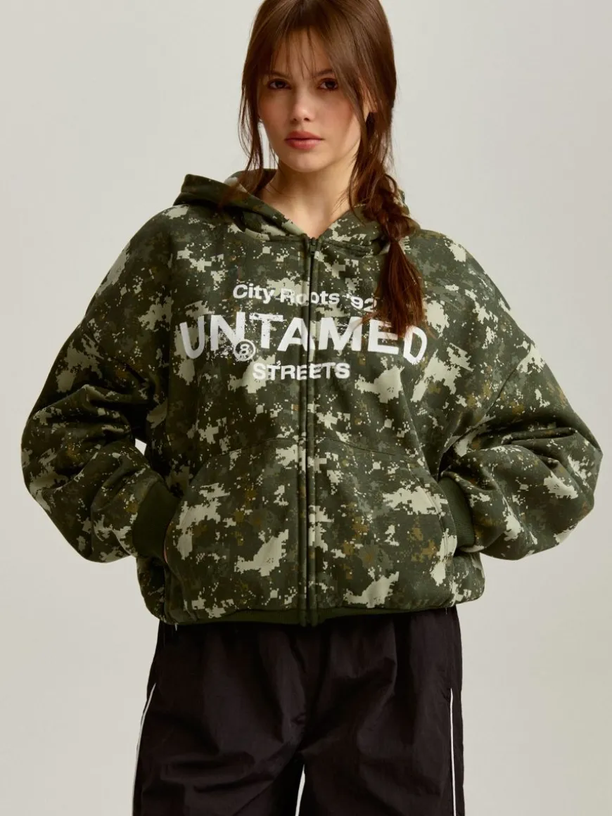 Rozpinana bluza camo z kapturem i nadrukiem Untamed