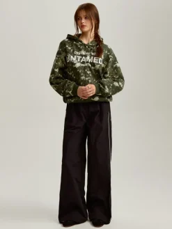 Rozpinana bluza camo z kapturem i nadrukiem Untamed