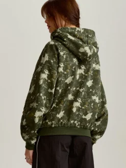 Rozpinana bluza camo z kapturem i nadrukiem Untamed