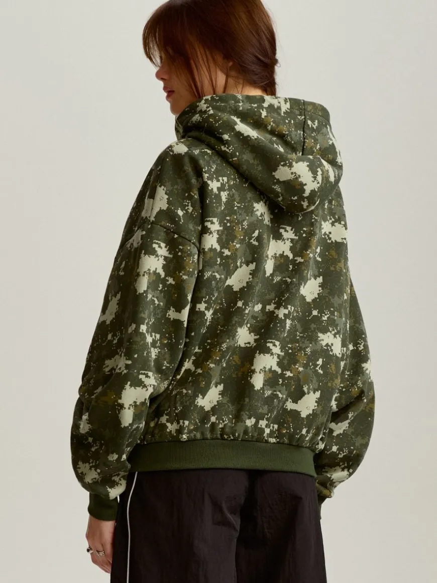 Rozpinana bluza camo z kapturem i nadrukiem Untamed