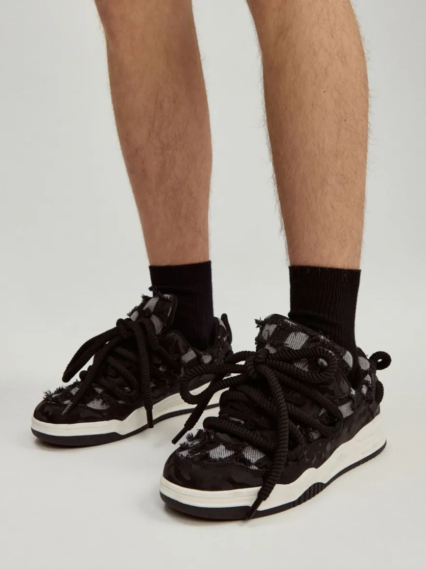 Sneakersy z grubymi sznurówkami i postrzępionymi brzegami