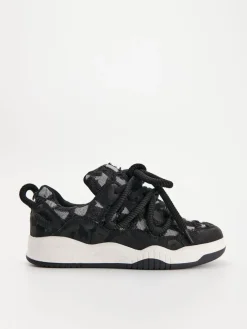 Sneakersy z grubymi sznurówkami i postrzępionymi brzegami