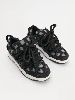 Sneakersy z grubymi sznurówkami i postrzępionymi brzegami