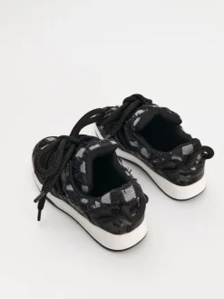 Sneakersy z grubymi sznurówkami i postrzępionymi brzegami