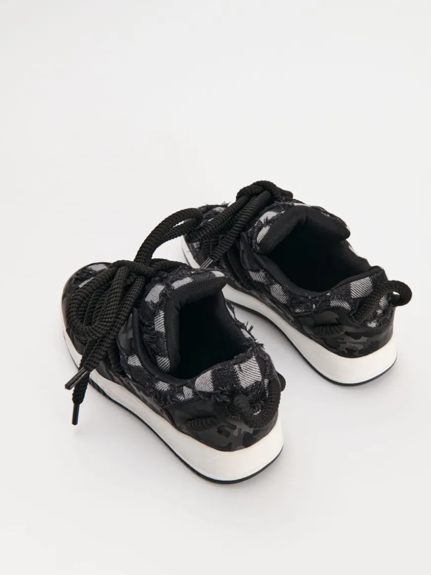 Sneakersy z grubymi sznurówkami i postrzępionymi brzegami