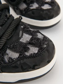 Sneakersy z grubymi sznurówkami i postrzępionymi brzegami