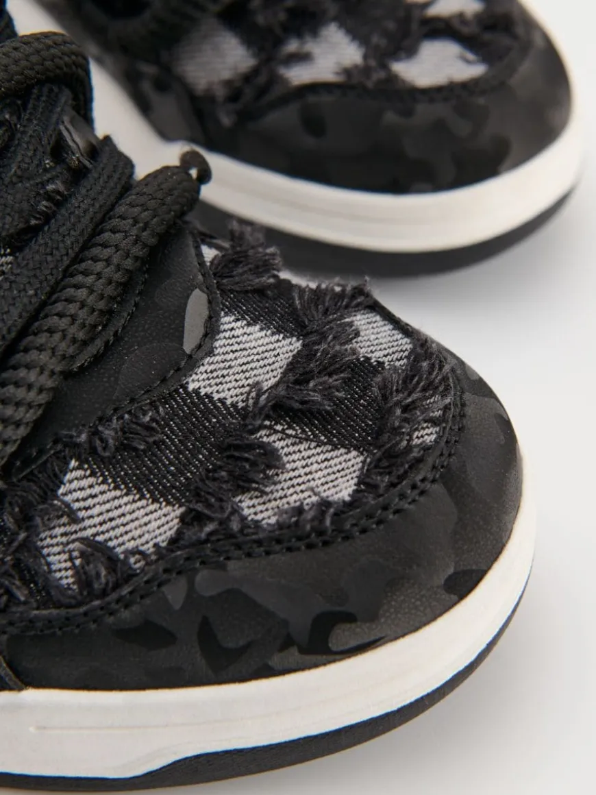 Sneakersy z grubymi sznurówkami i postrzępionymi brzegami
