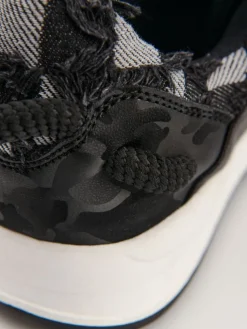 Sneakersy z grubymi sznurówkami i postrzępionymi brzegami