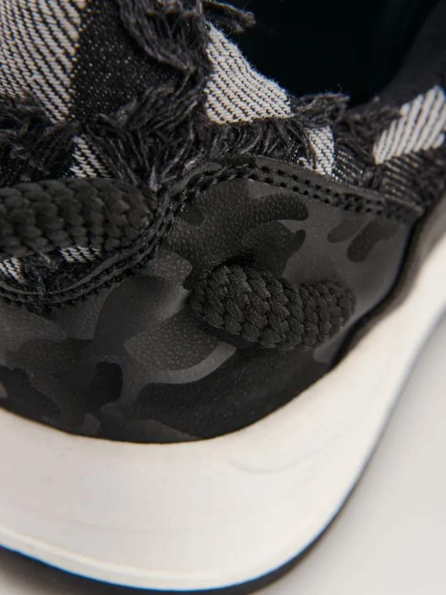 Sneakersy z grubymi sznurówkami i postrzępionymi brzegami