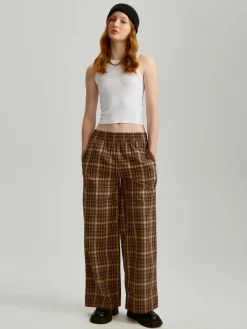 Spodnie wide leg w brązową kratę