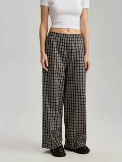 Spodnie wide leg w czarną kratę