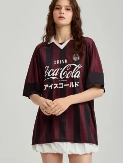 Sportowa koszulka oversize w paski z nadrukiem Coca-Cola