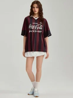 Sportowa koszulka oversize w paski z nadrukiem Coca-Cola