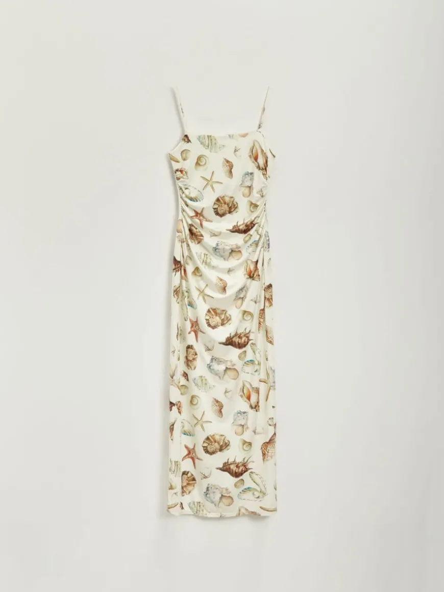 Sukienka mini bodycone w muszelki na ramiączkach