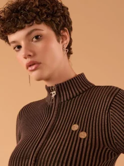 Sweter slim fit w prążki PREMIÈRE brązowo-bordowy