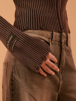 Sweter slim fit w prążki PREMIÈRE brązowo-bordowy