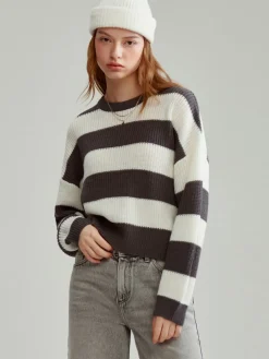 Sweter w czarno-białe paski z okrągłym dekoltem