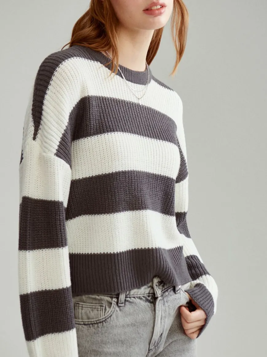 Sweter w czarno-białe paski z okrągłym dekoltem