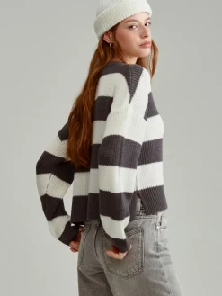 Sweter w czarno-białe paski z okrągłym dekoltem