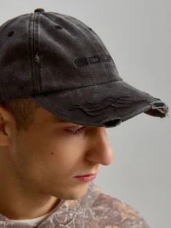 Szara czapka z daszkiem o surowym wykończeniu z acid wash