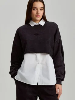 Szara krótka bluza crewneck acid wash z haftem