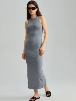 Szara sukienka midi typu bodycon