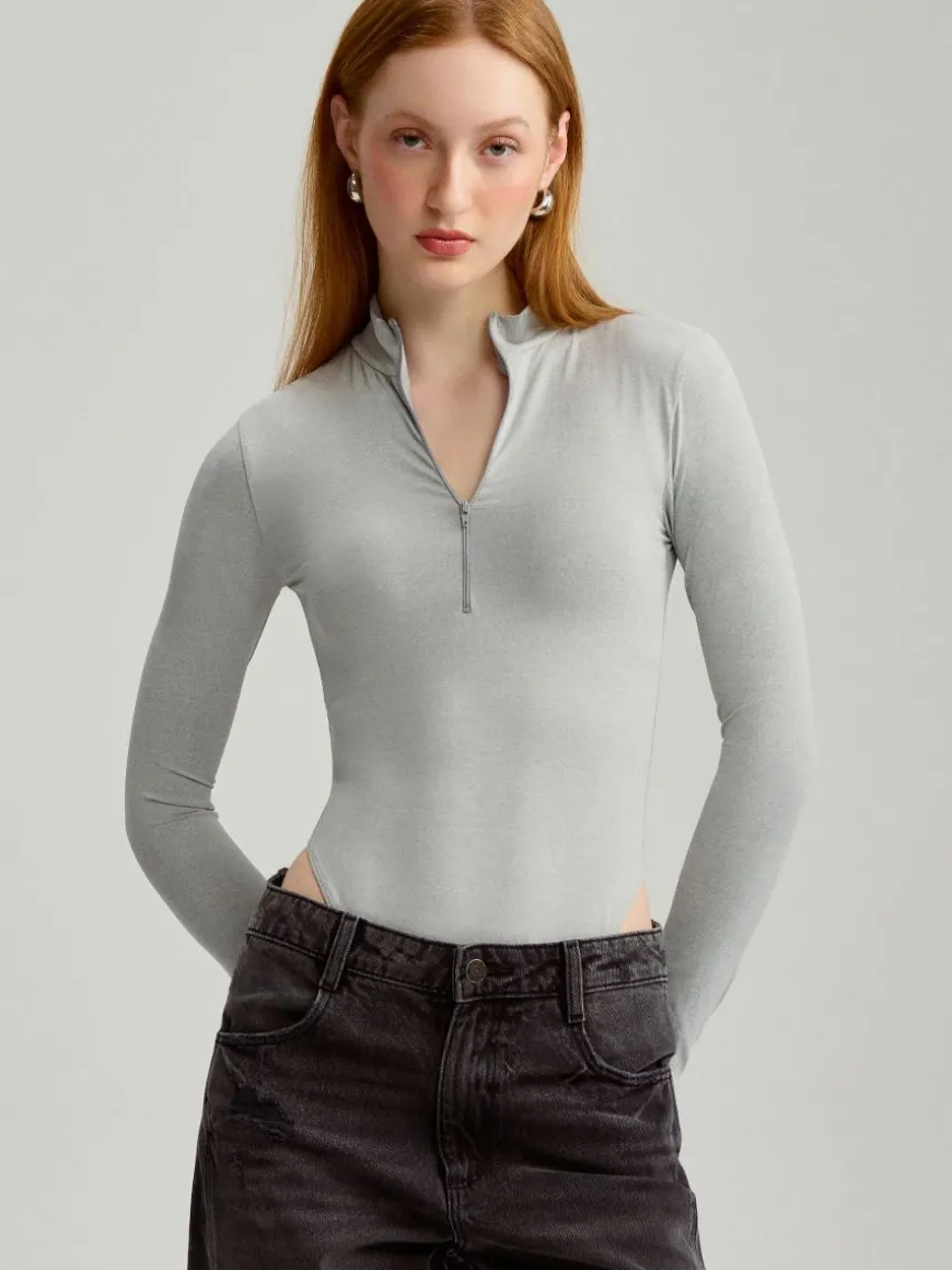 Szare body z długim rękawem i stójką