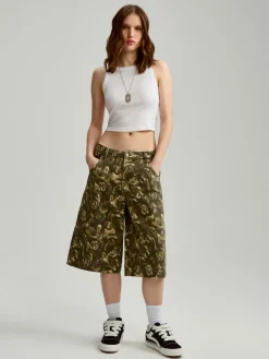 Szorty bermudy we wzór camo z motywem róż