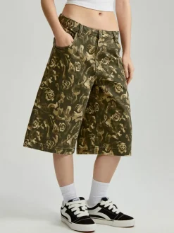 Szorty bermudy we wzór camo z motywem róż