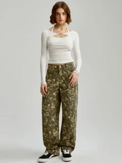 Wzorzyste jeansy baggy fit camo z różyczkami