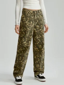 Wzorzyste jeansy baggy fit camo z różyczkami