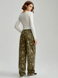 Wzorzyste jeansy baggy fit camo z różyczkami