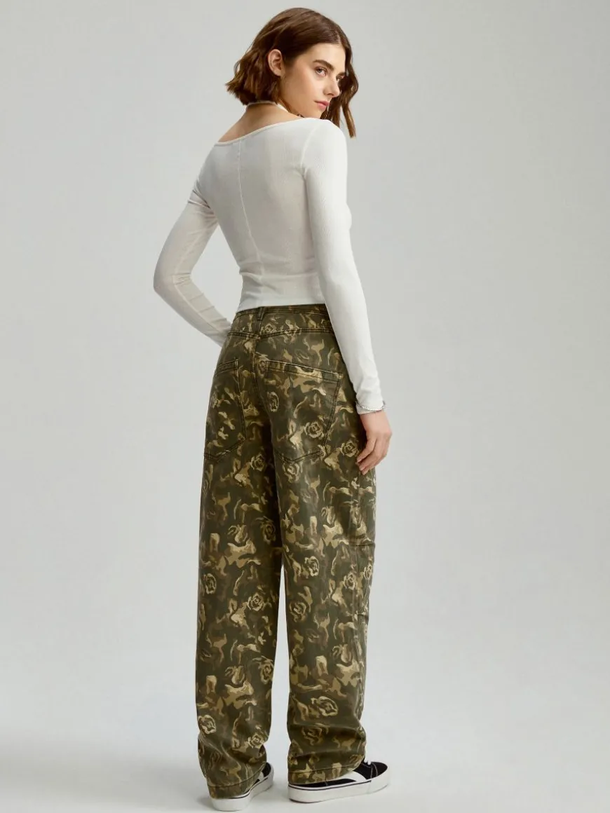 Wzorzyste jeansy baggy fit camo z różyczkami