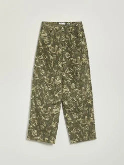 Wzorzyste jeansy baggy fit camo z różyczkami