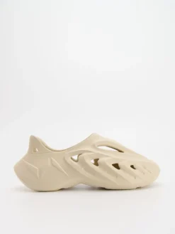 Zabudowane beżowe klapki o designie sneakersów