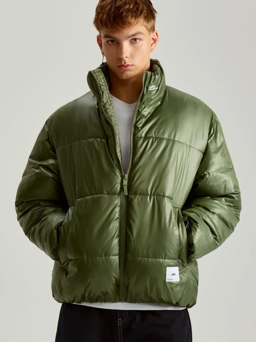Zielona kurtka puffer o skróconym kroju z błyszczącego materiału